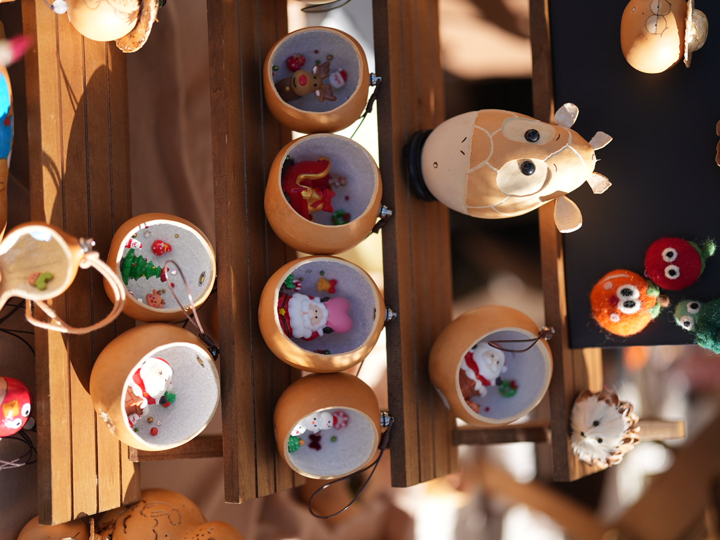 Display table filled with many kinds of handcrafted gourds